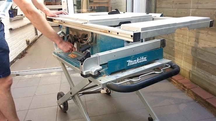 Máy cắt gỗ bàn Makita 2704 có khả năng cắt gỗ chính xác đến từng milimet