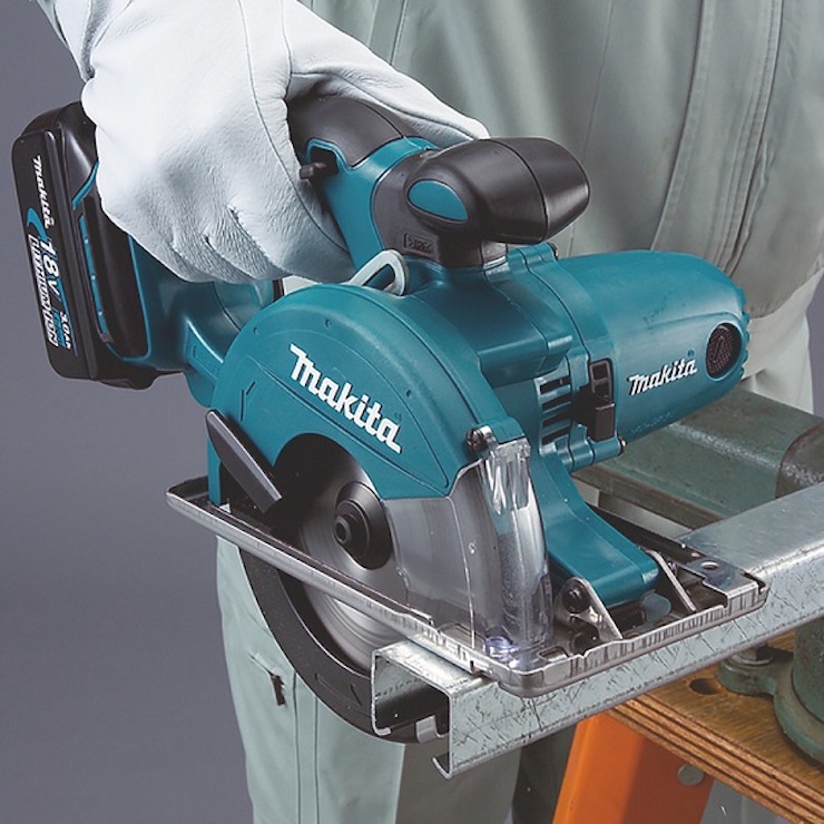 Máy cắt sắt cầm tay Makita