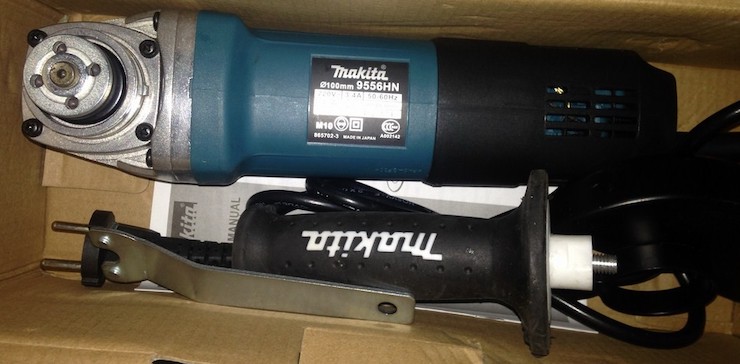 Máy mài Makita 9556 rất được thợ cơ khí ưa chuộng