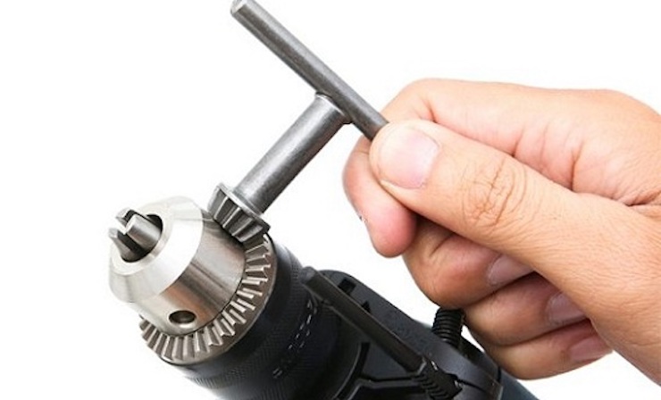 Dùng khóa chuyên dụng để vặn mở đầu kẹp mũi khoan trên máy khoan