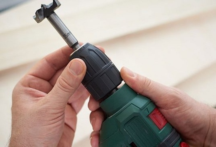 Để đầu kẹp mũi khoan nguội rồi hãy tiến hành tháo mũi khoan ra khỏi máy khoan