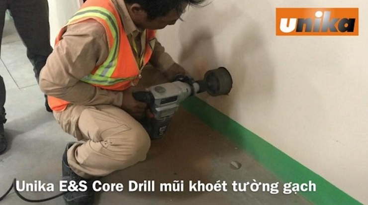 Sử dụng một lực vừa đủ khi khoan khoét tường