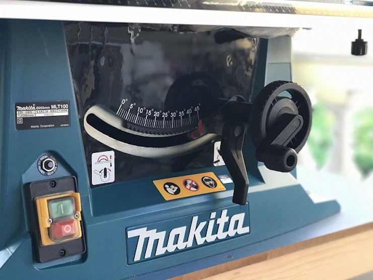 Tay quay dùng để chỉnh góc và nâng lưỡi cưa