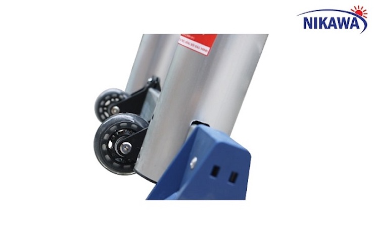 Thang nhôm Nikawa NK-56AI được gắn thêm bánh xe, dễ dàng di chuyển