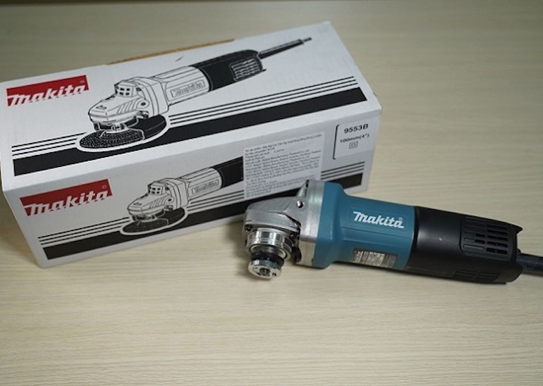 Vỏ hộp của máy mài góc Makita 9553B dày dặn, chắc chắn, không hề có khe hở